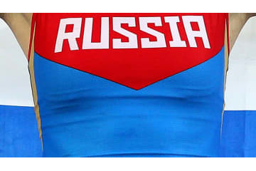 「これじゃ寒い」 スタジアムで下着になったロシア女子、“反則姿”でイケメン選手のユニゲット 画像