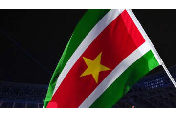 世界記録！60歳のスリナム副大統領、北米杯に出場…謎キープも話題。息子と交代に 画像