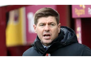 ジェラード、電車から降りる 画像