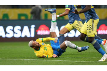 怒ネイマール、主審と正面衝突でごっつんこ！ イエローすら出ず 画像