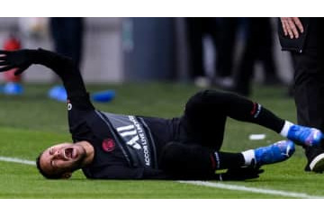 ネイマール、泣き叫ぶ…問題の「足首ぐにゃりシーン」 画像