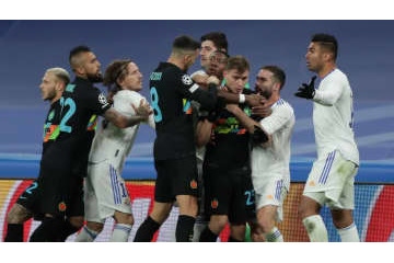 レアル選手の足を殴る！インテルMFが荒れた「一発退場シーン」がこれ 画像