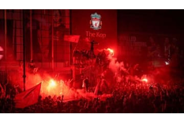 リヴァプールサポ、30人の男性に「ビンと椅子で襲撃される」衝撃映像 画像