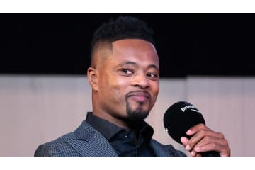 エヴラがついに明かす…「なぜ生の鶏肉をパンパン叩いて噛みついたのか」 画像