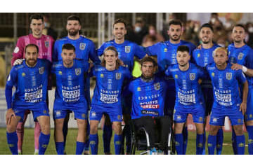 セビージャ、相手の「事故で車椅子になった選手」に”名前入りユニ”を贈呈 画像