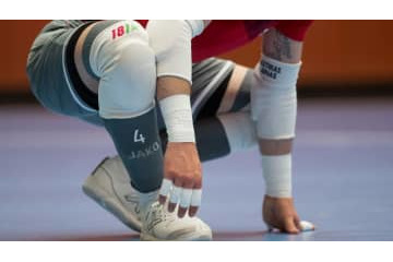 これぞ「背面神セーブ」！フットサルでの超絶技巧キーパーが話題 画像