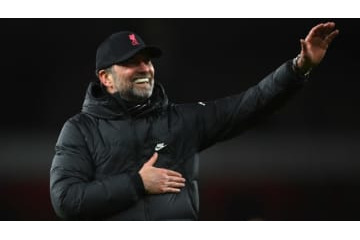 クロップ監督、出待ちリヴァプールファンに神対応！なんとビールを手渡し 画像