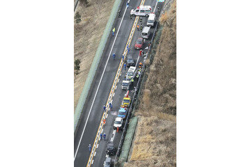 車12台多重衝突、19人けが 画像