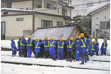 山形新幹線、線路に小屋落ちる 画像