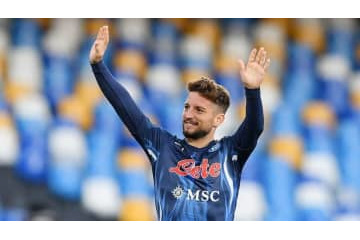 メルテンス、ファンに驚く「これにサインするの？」 画像