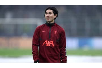 南野、危機一髪！？リヴァプールスタッフにボールを横取りされる 画像