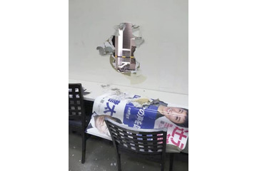 辻元清美氏事務所の窓破損、大阪 画像