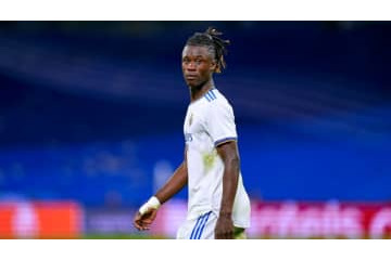 レアルで超ゴールの19歳カマヴィンガ、「愛のビンタ」を先輩から浴びる 画像