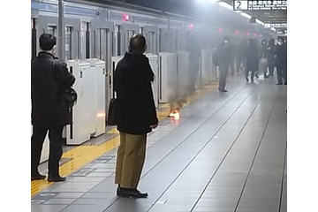 麹町駅で携帯バッテリー燃える 画像
