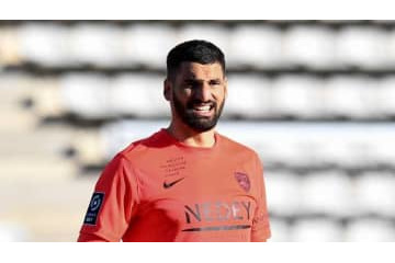 女性ファンの顔面にボール直撃！GKが「ユニフォームで許して…」 画像