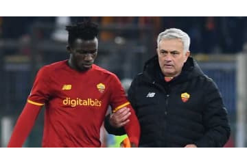 スマホに夢中の若手…後ろにモウリーニョが迫る 画像