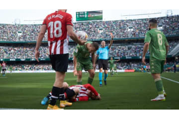 報復キックで一発退場のフェキール、実は髭をつねられていた 画像