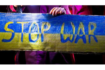 ウクライナ北部のスタジアム、ロシアの爆撃で「ピッチに大穴」 画像