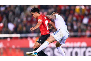 「久保建英はレアルFWに2度殴られた」マジョルカ監督、エルボー疑惑を批判 画像