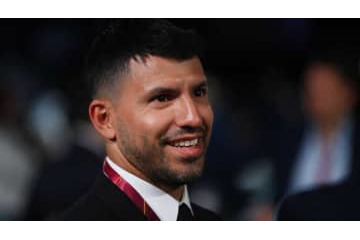 心臓病で引退のアグエロ、「またプレーしようと思う」宣言 画像