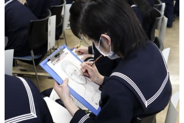 高校生と警官が捜査用似顔絵勝負 画像