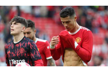 ロナウド、17歳にハットトリックボールをあげる神対応！メッシ派のアグエロが噛みつく 画像