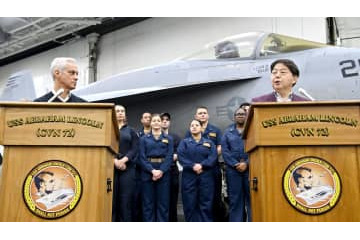 林外相、米原子力空母を視察 画像