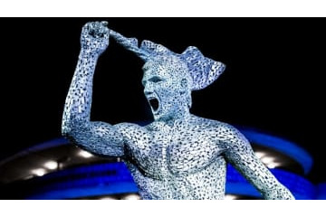 アグエロの銅像に顔がそっくり！話題のクロース本人が反応する 画像