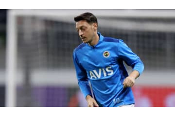 追放状態のエジル、新監督からも「構想外宣告」 画像