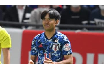 21歳になった久保建英、「股間ネタ」で橋岡大樹とじゃれ合う 画像