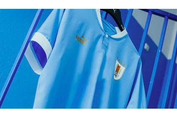 ウルグアイ代表、カタールW杯に向けた新ユニフォーム発表！クラシックな“ポロ襟”スタイル 画像