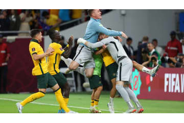 W杯決定の国民的英雄！豪州GK、ペルーGKの「PK指示書」を投げ捨てる？ 画像