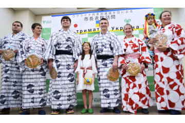 ウクライナの相撲選手が稽古 画像