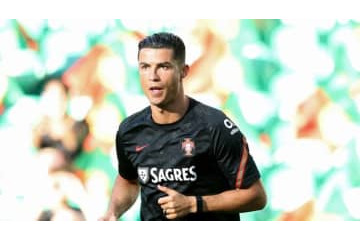 ロナウドのこんな姿は見たことない！？感情を込めて歌う 画像