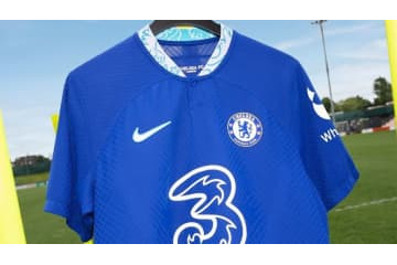 チェルシー、「レジェンド監督を称える」2022-23新ユニフォームを発表！ 画像