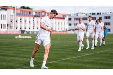 レヴァンドフスキ、ひとりだけ罰ゲーム無視…バイエルン選手たちも扱いに困る 画像