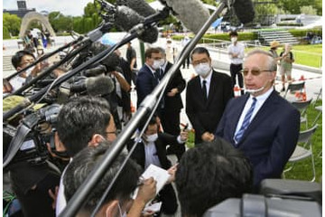 ロシア大使が広島で献花 画像