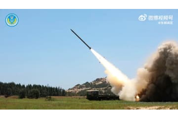 中国、台湾沖にミサイル11発 画像