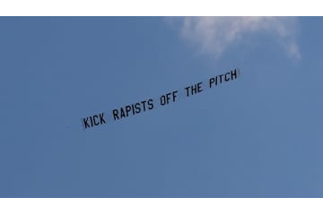 「レイプ犯は追い出せ」 広告を飛ばしたアーセナルファン、その意図を説明 画像