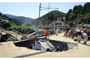 福井で県道陥没、車から男性遺体 画像