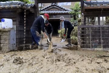 真夏の復旧作業、家取り壊しも 画像
