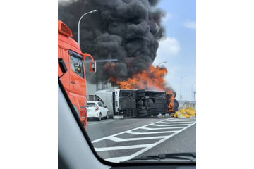 名古屋でバス横転炎上、2人死亡 画像