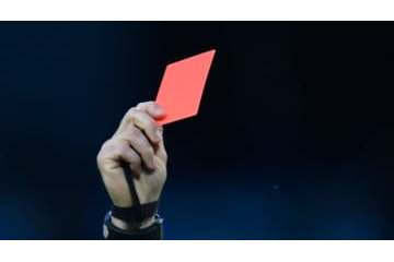 「前代未聞」 試合中に放尿したGK、一発レッドで退場 画像