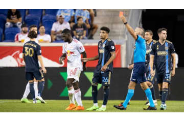 少女にボールを蹴り当てて選手、謝罪に行くも拒否され退場宣告 画像