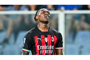 ミランFWレオン、チームメイトに謝罪した「顔面キック退場シーン」 画像