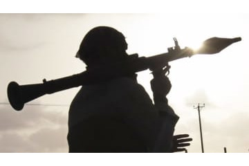 やばすぎ映像…サッカーファンが爆笑しながら「ロケットランチャー」発射！あわや選手被弾で警察捜査 画像