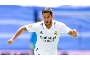 アザール、髪を切りながら、子供5人のタトゥーを彫る姿がこちら 画像