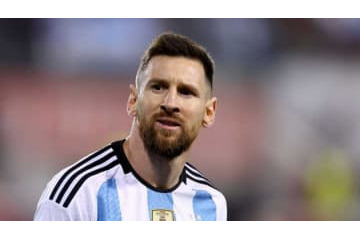 神対応なのか…？メッシ、「裸の乱入者」にサインする場面が奇妙すぎる 画像