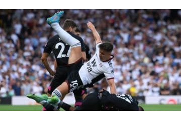 フラムの10番主将、試合中にパンツ姿になる…イラついて自ら脱ぐ 画像