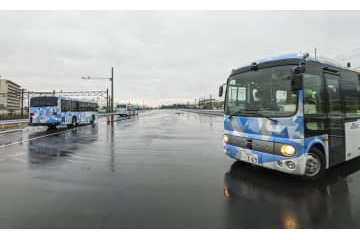 3種類のバス、自動で隊列走行 画像